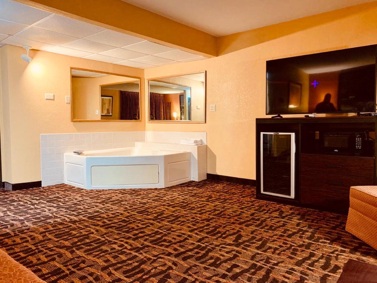 Hotel Super 8 By Wyndham Lawrence Ku Extérieur photo