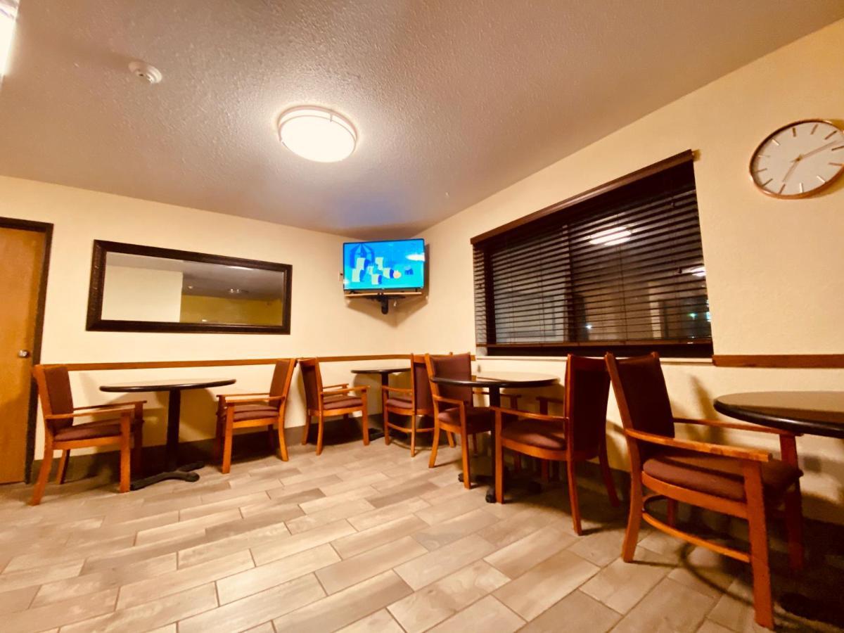 Hotel Super 8 By Wyndham Lawrence Ku Extérieur photo